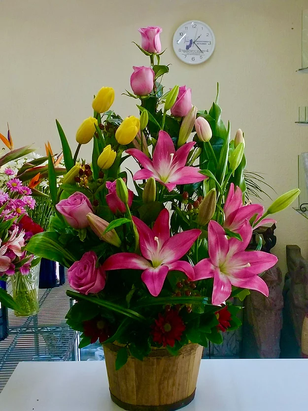 SKU-632 Tulipanes, rosas y asiáticos – Galería Floral Querétaro