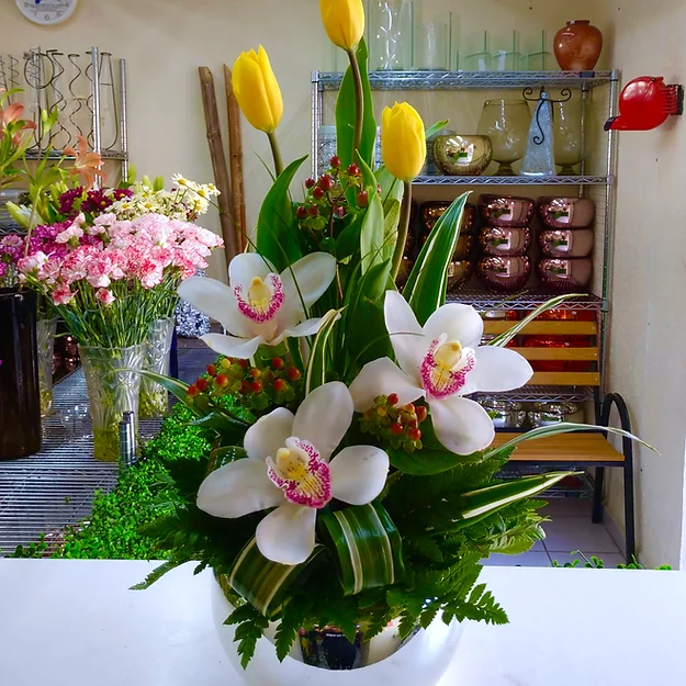SKU-788 Tulipanes y Cymbidium – Galería Floral Querétaro