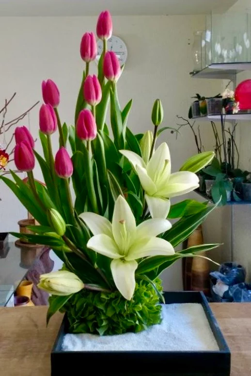SKU-492 Zen de Tulipanes Rosas y Lilis Blancas – Galería Floral Querétaro