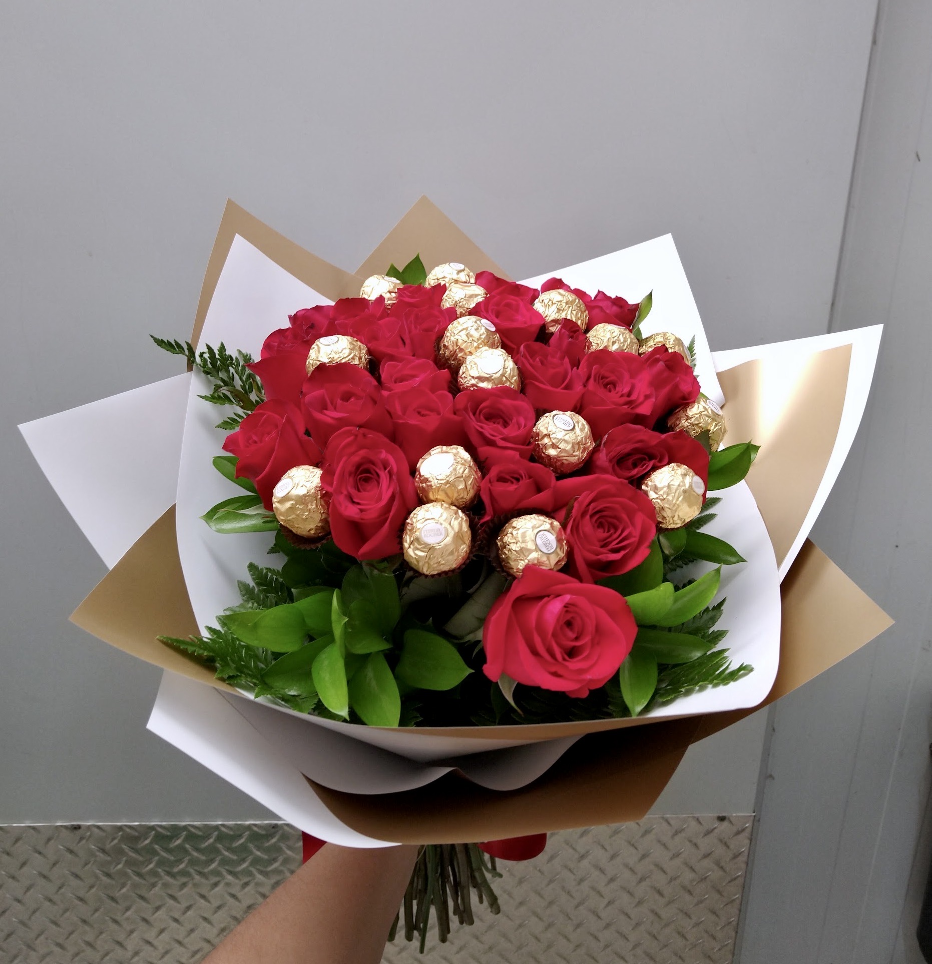 SKU-906 Ramo de 24 rosas y chocolates – Galería Floral Querétaro